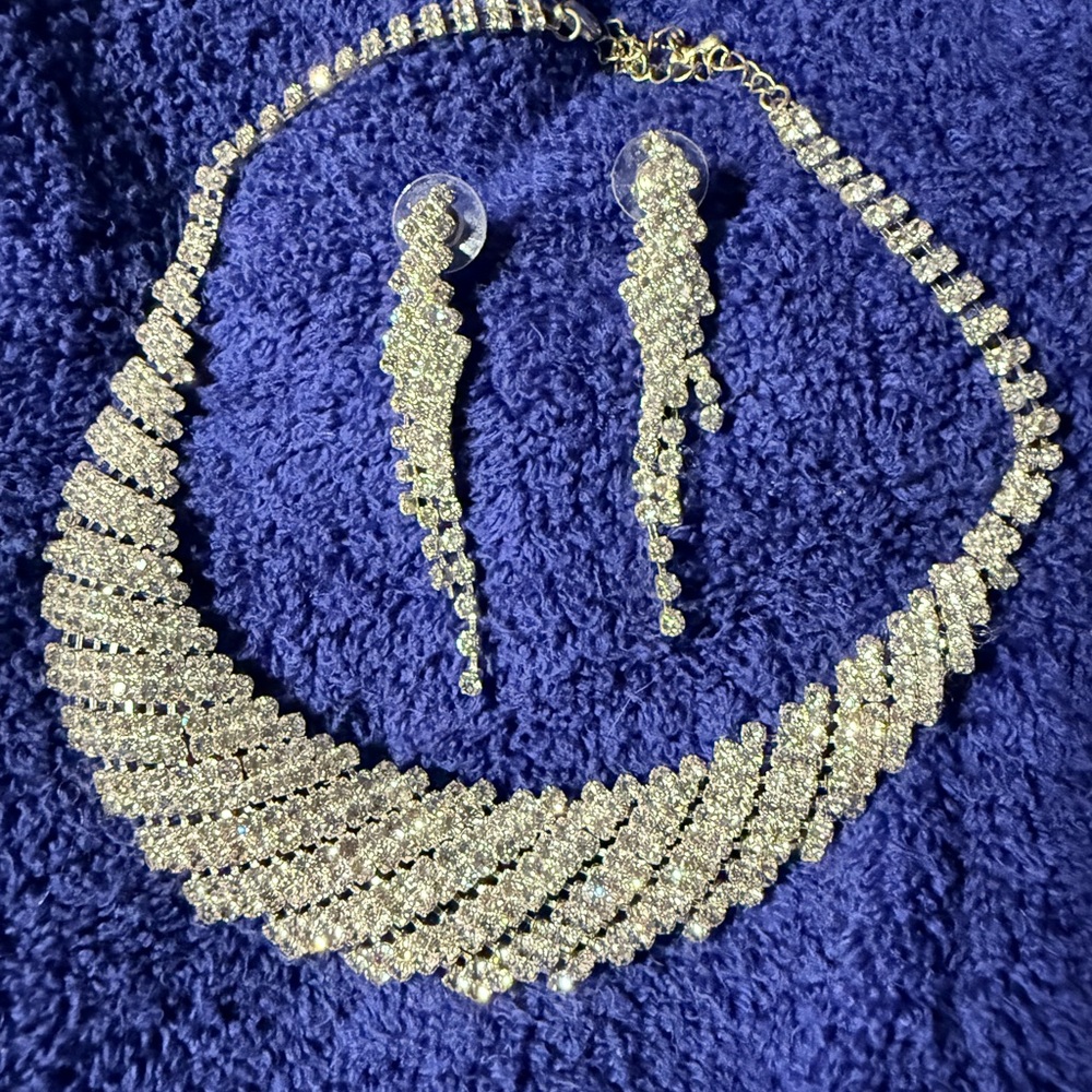 Elegant Bling & Sparkling Silver Necklace and Earring Set